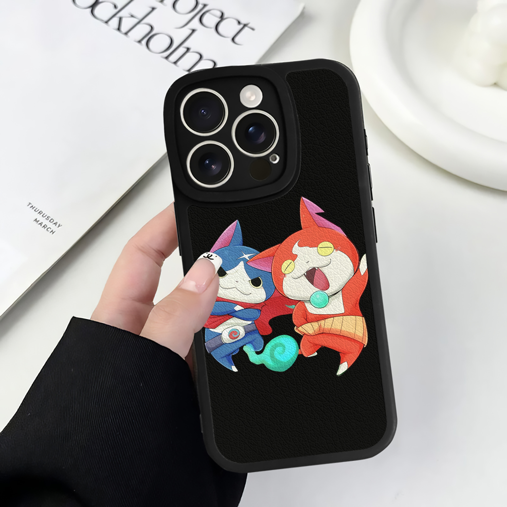 （画像用） 妖怪ウォッチ Yo-kai Watch 【iPhone 16シリーズ対応】シリコンスマホケース（レザー調） 材質：シリコン